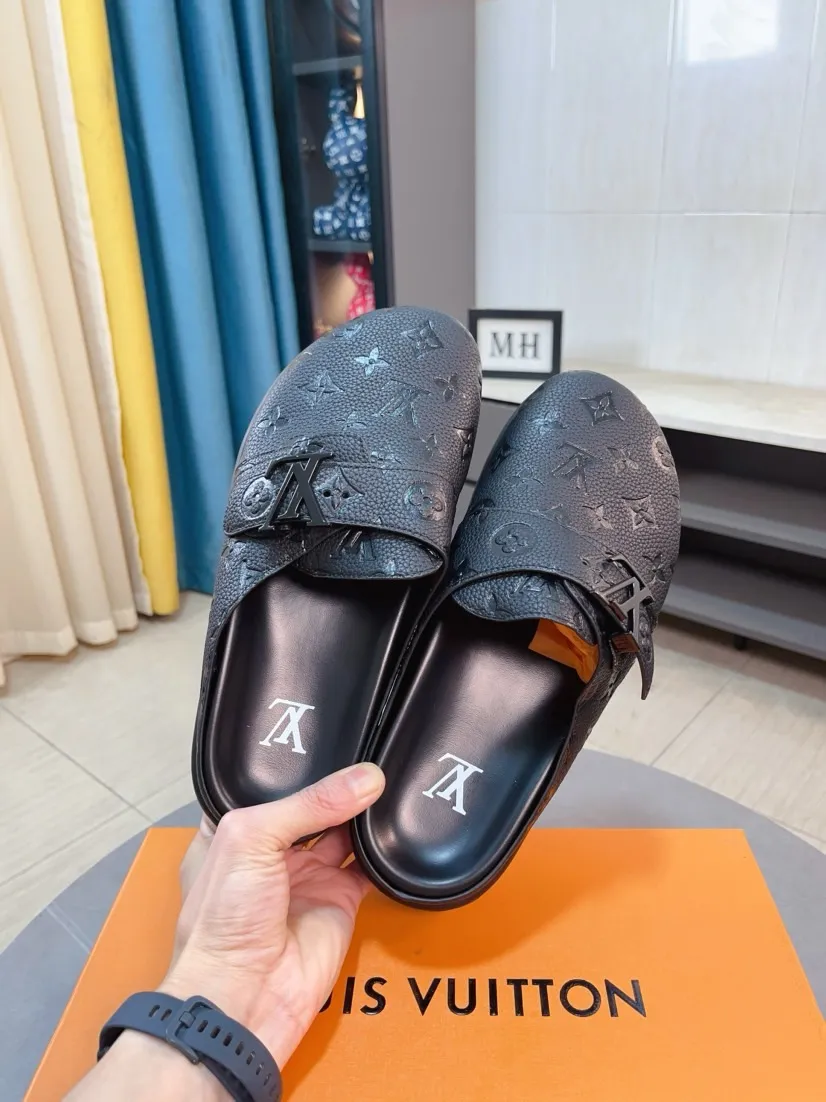 Men's Men's Shoes 💰400🌸🌸🌸🌸LV Easy 2025 new men's casual sandals and slippers, made of suede cow leather, with Monogram pattern to highlight the trendy style. Adjustable straps illuminated with LV letters, while a resilient insole and micro outsole provide lightweight comfort. Made of suede cow leather with embossed Monogram pattern and brand element metal hardware✅Adjustable straps➕Tough insole‼ ️Micro outsole. Comfortable and easy to wear‼ ️ size：38-45